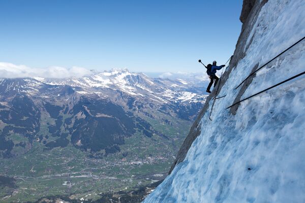 ベルナーアルプスのアイガーを登る登山家のステファン・ジーグリストさん - Sputnik 日本