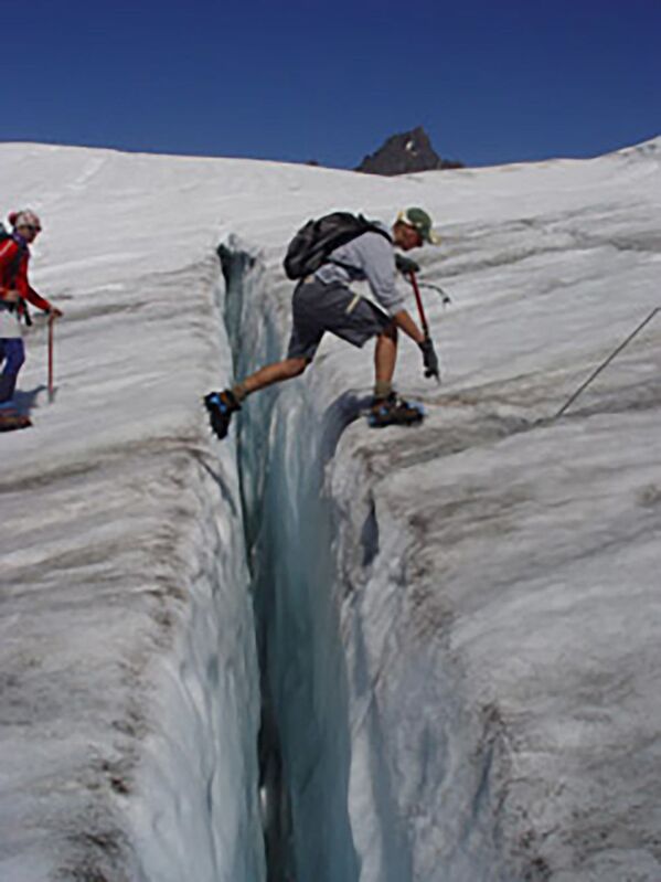 氷河の割れ目を渡る登山家 - Sputnik 日本