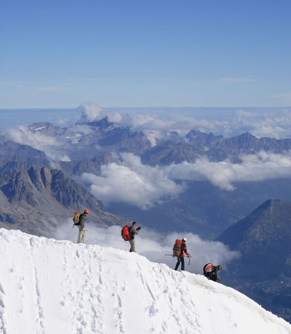 仏アルプス山脈エギーユ・デュ・ミディに登頂して下山する登山家たち - Sputnik 日本