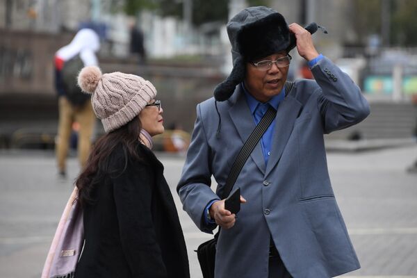 8月の寒さに帽子を被る外国人旅行者たち　モスクワ - Sputnik 日本