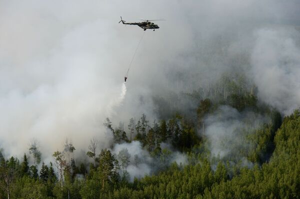 シベリア森林火災で消火活動を行うヘリコプターMi-8 - Sputnik 日本