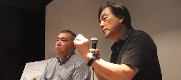 政治学者の中野晃一氏と班監督 (上映後のトークショー) 政治学者の中野晃一氏と班監督 (上映後のトークショー) - Sputnik 日本
