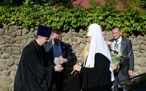 ロシア正教会のキリル総主教を出迎えるニコライ神父（2012年） - Sputnik 日本