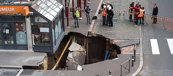 フランス　中心飲食店街の道路が崩落　地下洞窟が原因【写真】 - Sputnik 日本