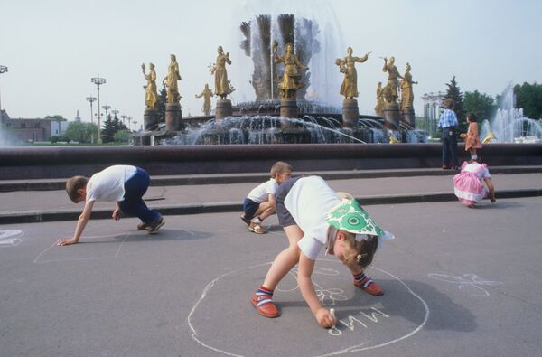 モスクワの道路にチョークで絵を描く子どもたち　1984年 - Sputnik 日本