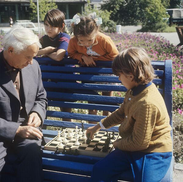 ベンチでチェス　アンガルスク市　1973年 - Sputnik 日本