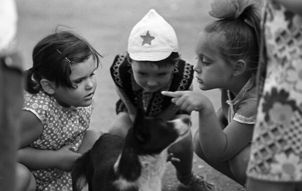 子犬と遊ぶ子どもたち　1976年 - Sputnik 日本