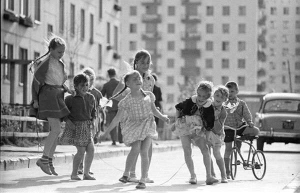 中庭の子どもたち　1966年 - Sputnik 日本