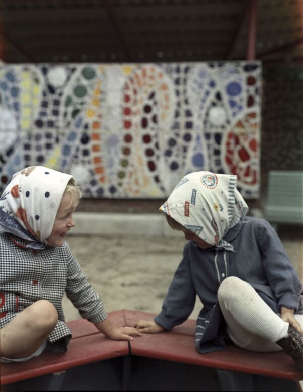 砂場で遊ぶ2人の女の子　1973年 - Sputnik 日本