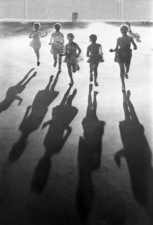 通りを走る女の子たち　1963年 - Sputnik 日本