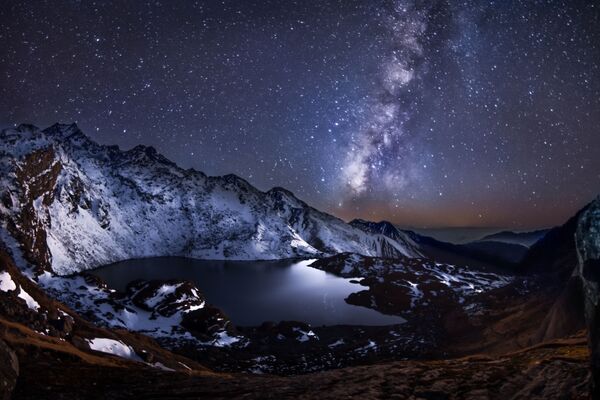 作品「永遠の静けさ（Calmness of Eternity）」撮影：エフゲニア・サムチェンコ、撮影はヒマラヤ山脈（ネパール）のゴサイクンダ湖近くの上空4千400メートルで行われた。作品にははっきりと銀河系が映し出されている - Sputnik 日本