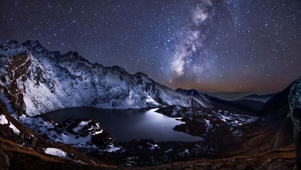 作品「永遠の静けさ（Calmness of Eternity）」撮影：エフゲニア・サムチェンコ、撮影はヒマラヤ山脈（ネパール）のゴサイクンダ湖近くの上空4千400メートルで行われた。作品にははっきりと銀河系が映し出されている - Sputnik 日本