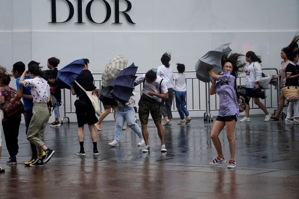 強風が上海市民の手から傘を奪う　台風「レキマー」（台風9号）上陸 - Sputnik 日本