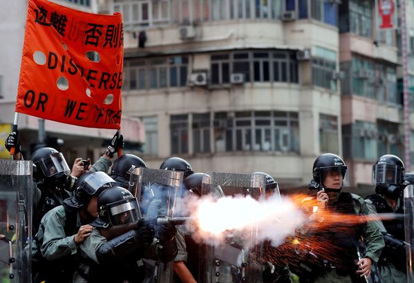 香港警察　抗議デモ一掃のため催涙ガスを使用 - Sputnik 日本