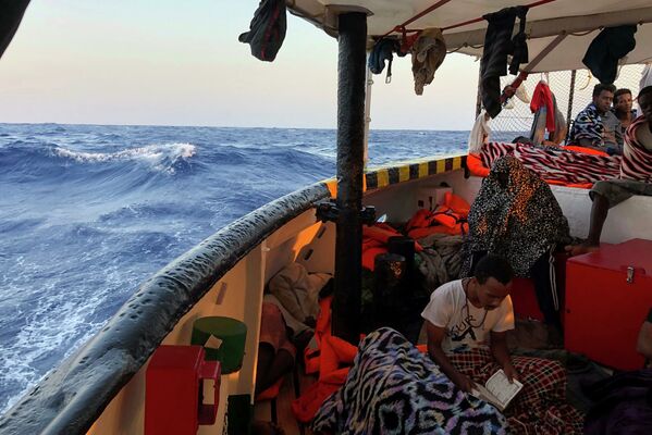 スペイン救助船でコーランを読む移民 - Sputnik 日本