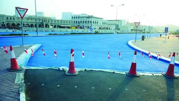 Покрашенная в синий цвет улица в Дохе, Катар   - Sputnik 日本