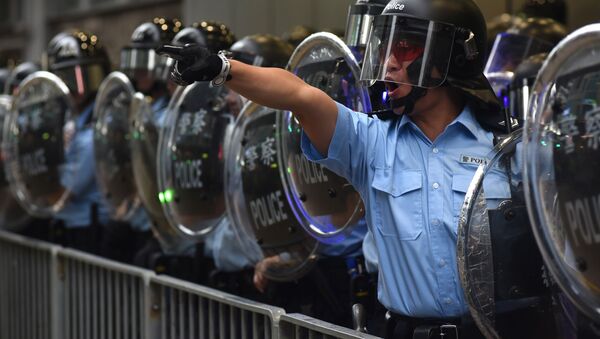 香港の抗議行動での警察官ら - Sputnik 日本