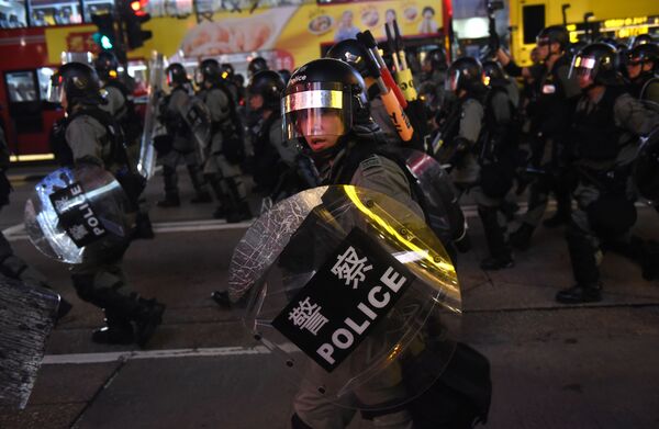 香港の抗議行動での警察官ら - Sputnik 日本