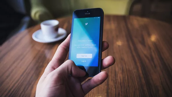 Приложение Twitter на экране телефона