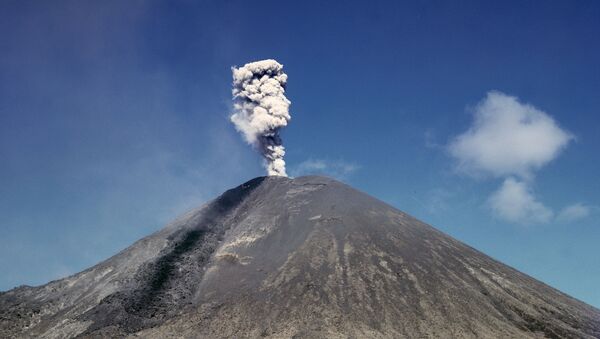 カムチャッカ半島　カリムスキー火山が2日で3度目の噴煙柱 - Sputnik 日本