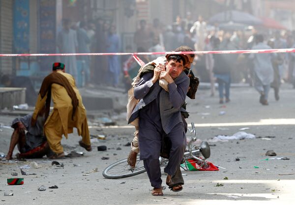アフガニスタンのジャラーラーバードで爆発、負傷者を背負い病院に運ぶ男性 - Sputnik 日本