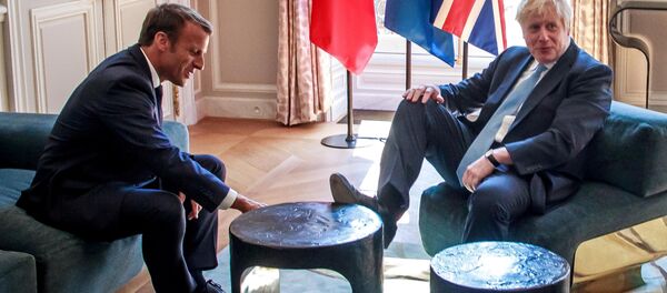 無礼かジョークか? ジョンソン首相、マクロン大統領との会談で机に足をのせる  無礼かジョークか? ジョンソン首相、マクロン大統領との会談で机に足をのせる - Sputnik 日本