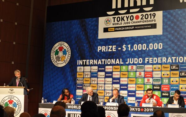 国際柔道連盟の代表ら、左からクラリス・アグベニュー選手、 マイクを握るのはヴァルラーム・リパルテリアニ選手、その右にファビオ・バシレ選手 - Sputnik 日本
