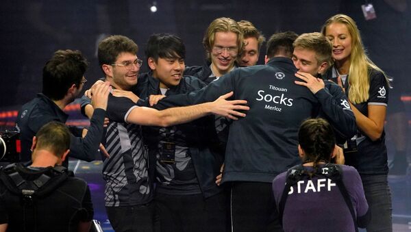 Команда OG празднует победу на чемпионате по видеоиграм Dota 2 The International 2019  - Sputnik 日本