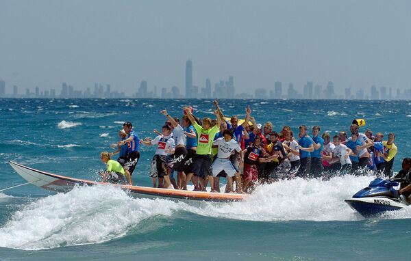 世界でもっとも長いサーフボードに乗る47人のサーファー　オーストラリア　ゴールドコースト - Sputnik 日本