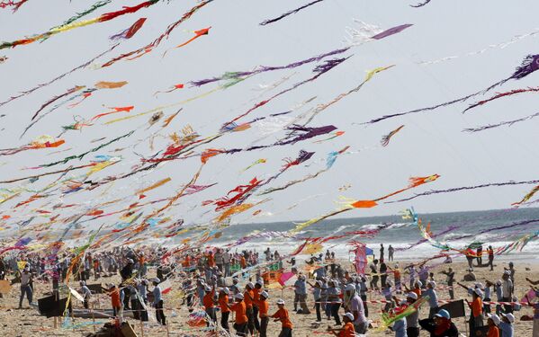 もっともたくさんの数の凧揚げを同時に行い世界記録を打ち立てようとする子どもたち　パレスチナ　ガザ地区 - Sputnik 日本