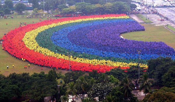 フィリピン工科大学の生徒や教員、卒業生ら3万人超による「人間の虹」　マニラ中央公園 - Sputnik 日本