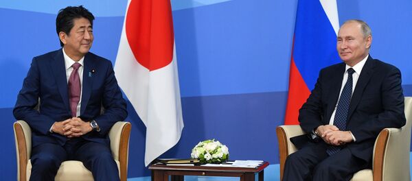 Президент России Владимир Путин и премьер-министр Японии Синдзо Абэ во время встречи на полях Восточного экономического форума – 2019  - Sputnik 日本