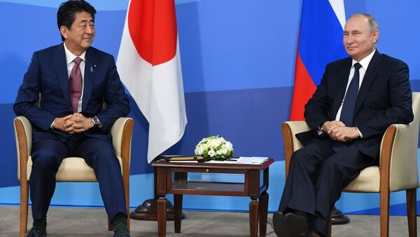 Президент России Владимир Путин и премьер-министр Японии Синдзо Абэ во время встречи на полях Восточного экономического форума – 2019  - Sputnik 日本