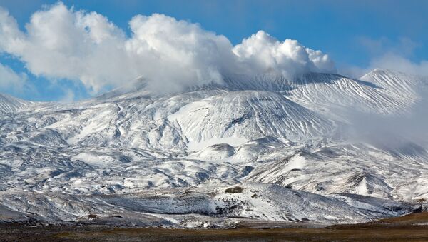 Вид на действующий вулкан Горелый на юге Камчатки - Sputnik 日本