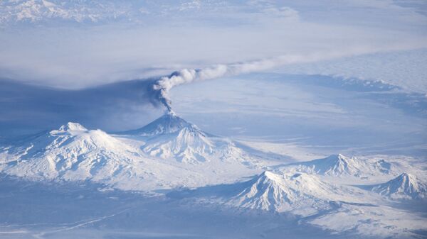 カムチャツカ半島クリュチェフスカヤ火山　6000メートルの噴煙 - Sputnik 日本