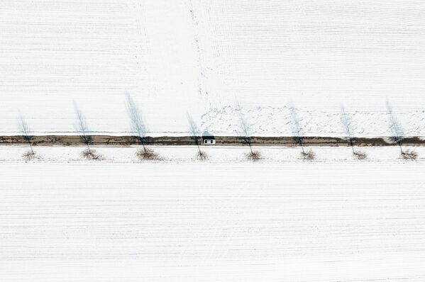 雪に覆われた野原の中の自動車道 - Sputnik 日本