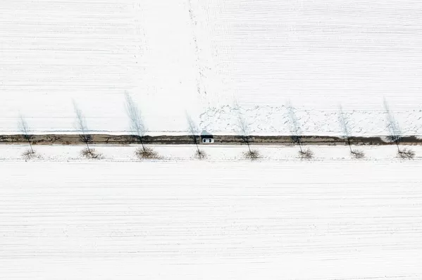 雪に覆われた野原の中の自動車道 - Sputnik 日本