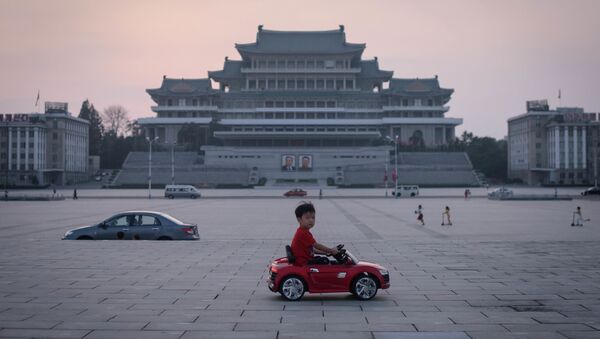 平壌の金日成広場でおもちゃの車に乗る少年　北朝鮮 - Sputnik 日本