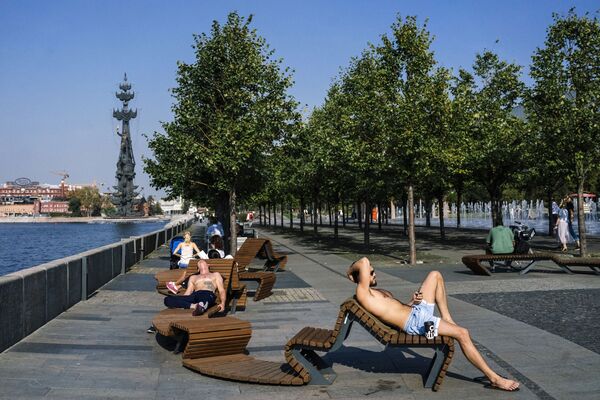 モスクワ川のほとりで休息する人々　モスクワ - Sputnik 日本