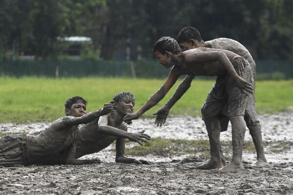 泥遊びをする子どもたち　インド　コルカタ - Sputnik 日本