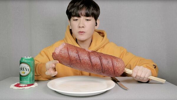 韓国人女性、カメラを前に巨大な食べ物を食べ、数百万回の再生回数を獲得 - Sputnik 日本