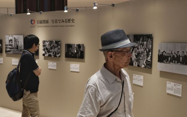 写真展「日露関係 写真でみる歴史」の観覧者 - Sputnik 日本