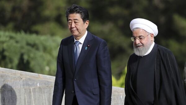 Премьер-министр Японии Синдзо Абэ и президент Ирана Хасан Рухани во время официальной церемонии прибытия во дворец Саадабад в Тегеране, Иран - Sputnik 日本