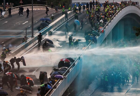 中央政府施設周辺のデモへの放水　香港 - Sputnik 日本