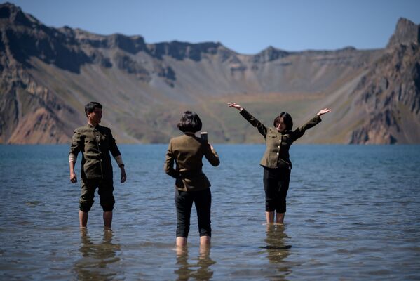 白頭山火山近くの湖で写真を撮る北朝鮮の学生たち　北朝鮮 - Sputnik 日本