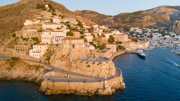 ギリシャのイドラ島のパノラマ風景。ゴミ収集車を除き、モーターのついた乗り物は禁止されている - Sputnik 日本
