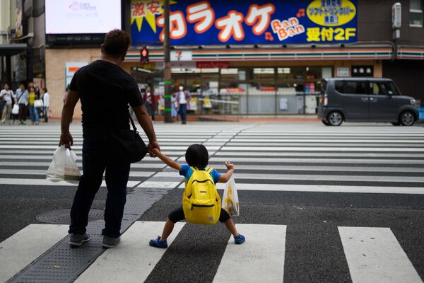 横断歩道の親子　大分市 - Sputnik 日本