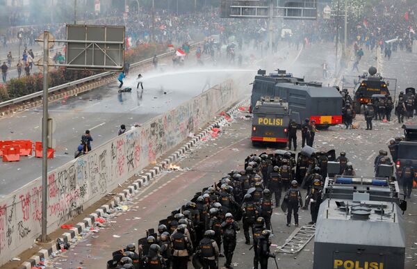抗議行動への警察の放水　インドネシア　ジャカルタ　 - Sputnik 日本