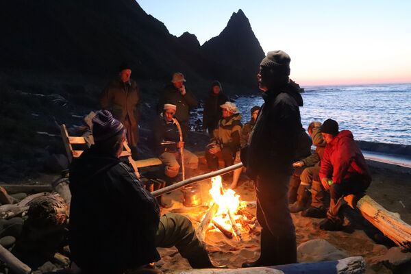 ウループ島沿岸で火を囲む調査参加者たち - Sputnik 日本