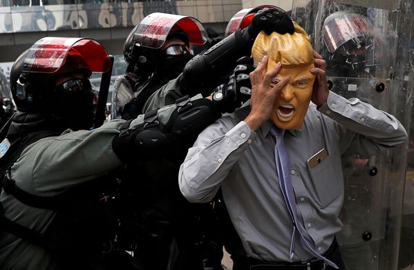 トランプ大統領の仮面を被った反政府抗議デモの参加者、香港 - Sputnik 日本